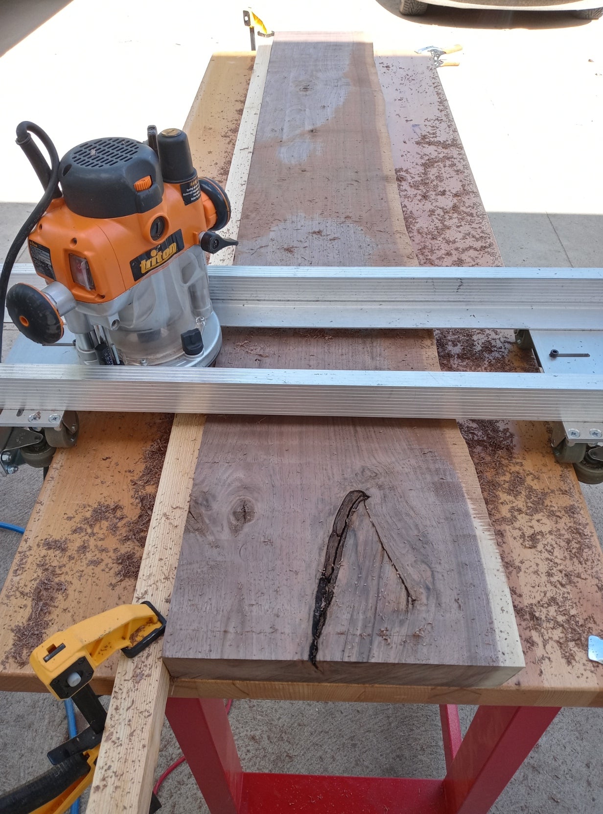 Best Router For Flattening Large Wood Slabs – Nita's Fluid Woodworks