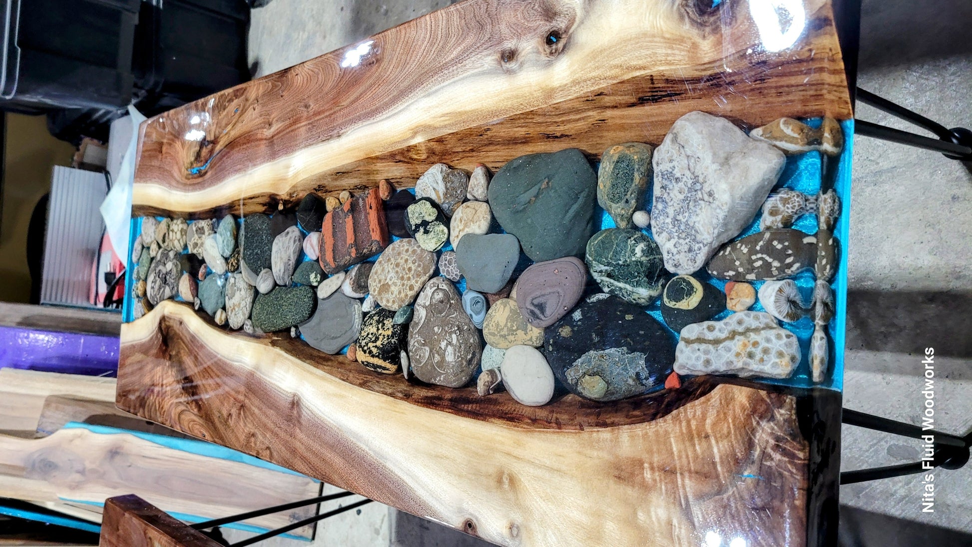  Custom Wedding Table with Beach Rocks – Handcrafted Resin & Wood Keepsake